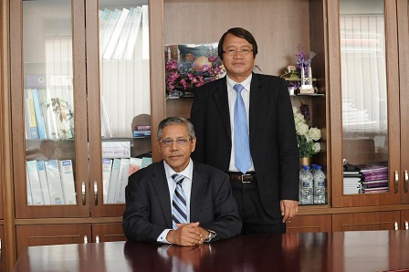 Prof. Dato' Dr. Mohamed Shariff (sitting) with Prof. Dr. Mohd Hair, Dean of Faculty of Veterinary Medicine