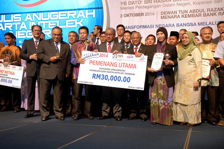Prof. Dr. Mohd Azmi Mohd Lila menerima anugerah utama dalam Pengurusan Harta Intelek Terbaik bagi kategori organisasi daripada Datuk Seri Hasan Malek, Menteri Perdagangan Dalam Negeri, Koperasi dan Kepenggunaan
